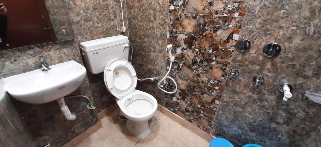Aggarwal Luxury Room With Private Kitchen Washroom And Balcony Along With Fridge, Ac, Android Tv, Wifi In Main Lajpat Nagar New Delhi Extérieur photo