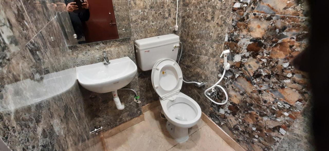 Aggarwal Luxury Room With Private Kitchen Washroom And Balcony Along With Fridge, Ac, Android Tv, Wifi In Main Lajpat Nagar New Delhi Extérieur photo